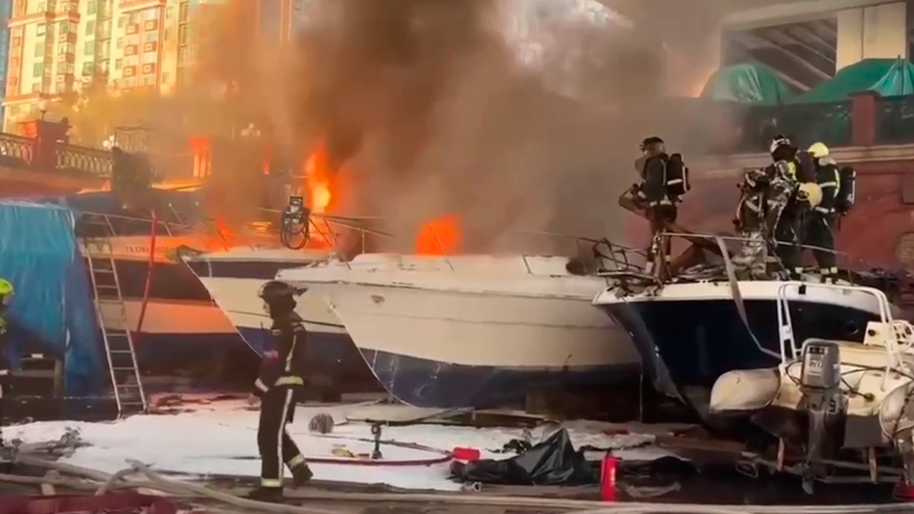 На Москве-реке в районе Строгинского моста загорелись три яхты