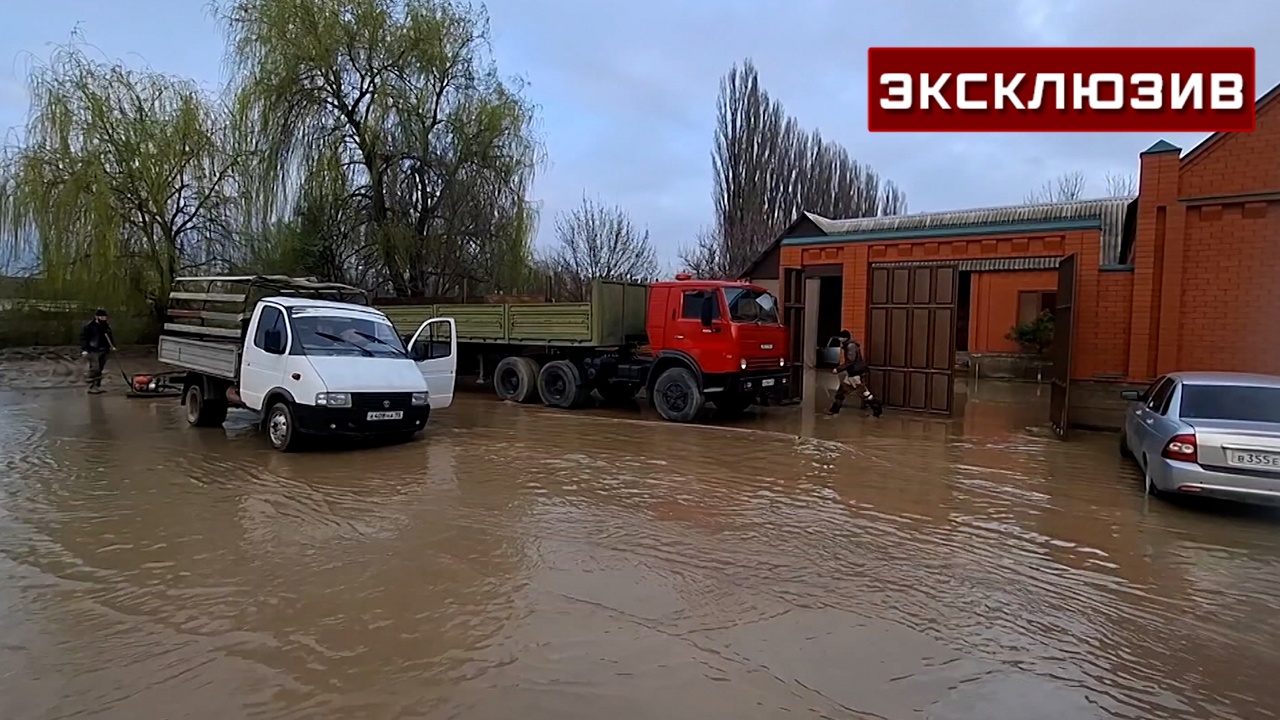 Житель Махачкалы рассказал, как спас дочь и внуков от паводка