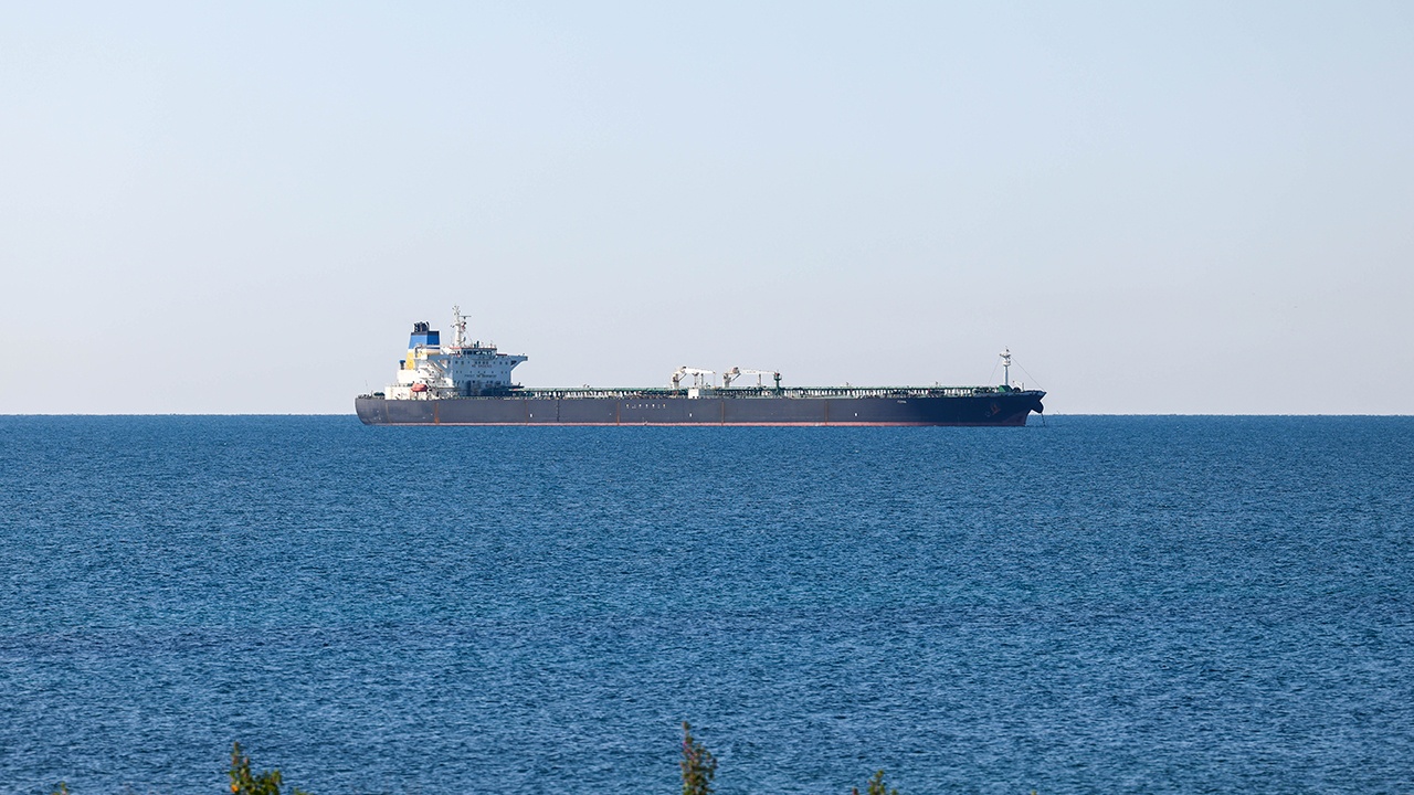 Неопознанный снаряд попал в танкер неподалеку от Дубая