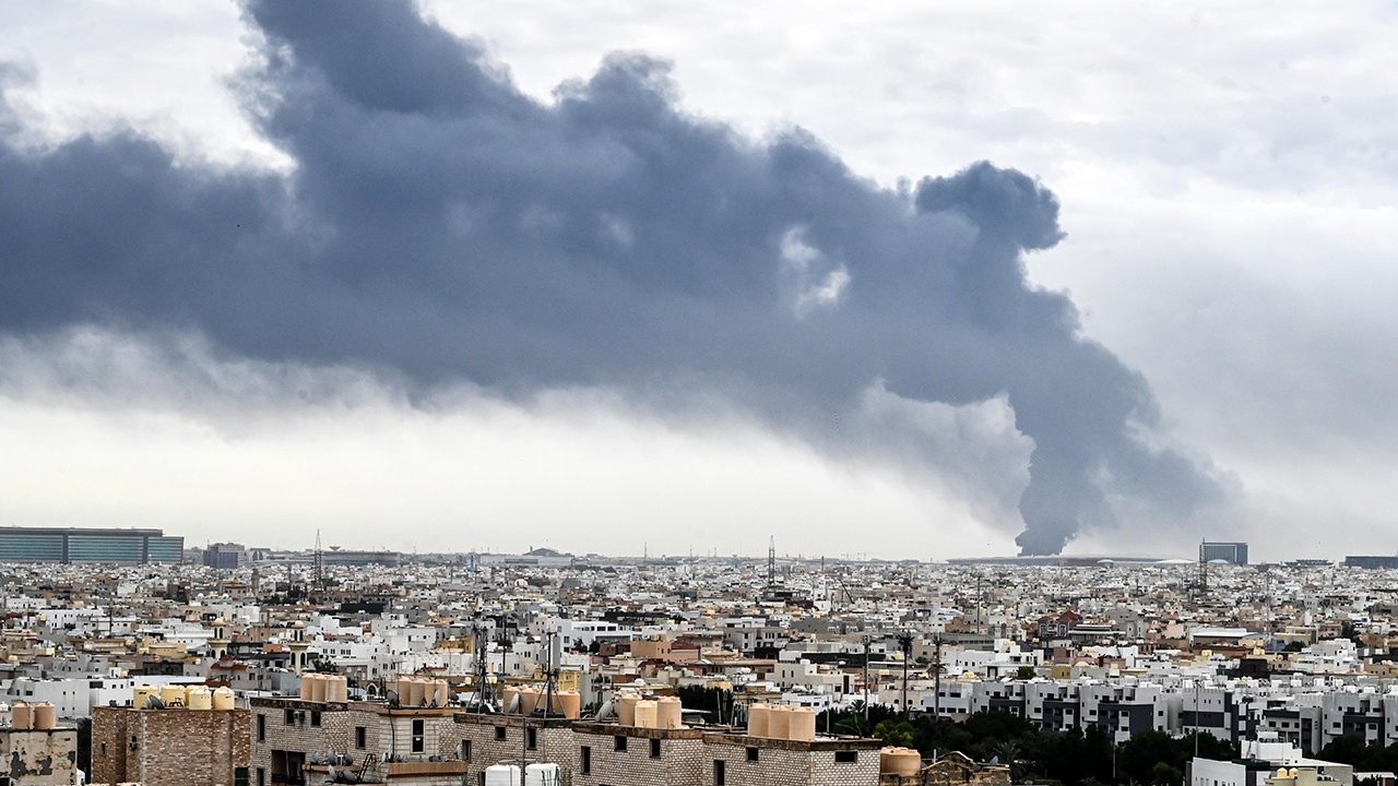 Пожар начался в аэропорту Кувейта после беспилотной атаки