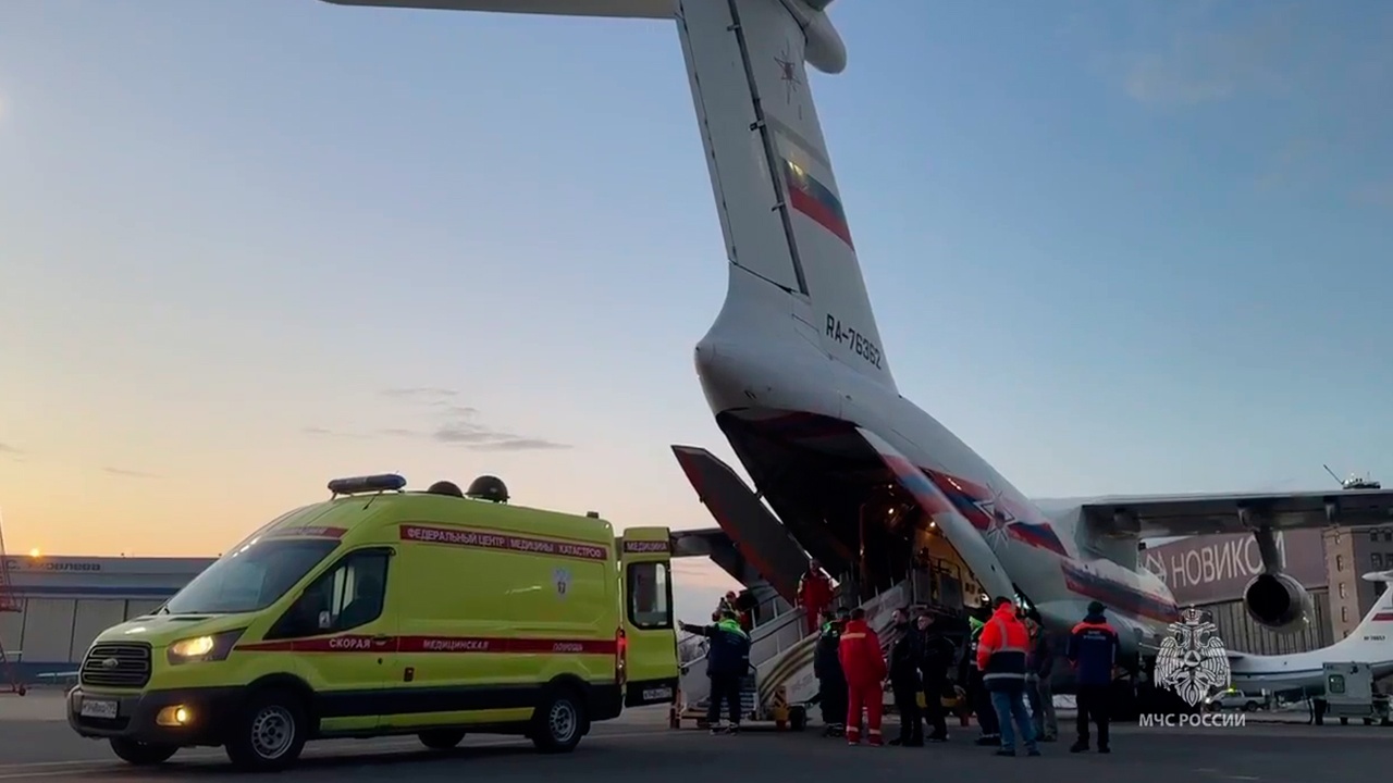 Спецборт МЧС доставил в Москву пострадавших в Нижнекамске