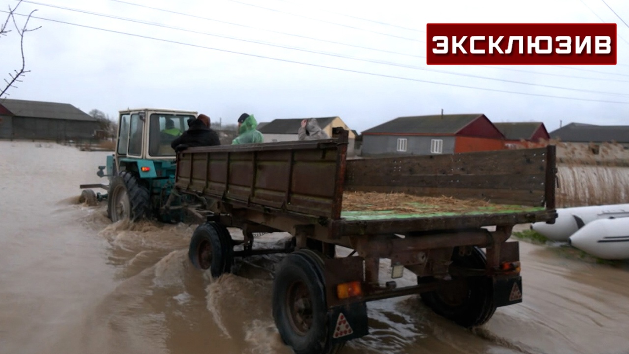 Фермеры в Дагестане показали, как они добираются до затопленных подворий