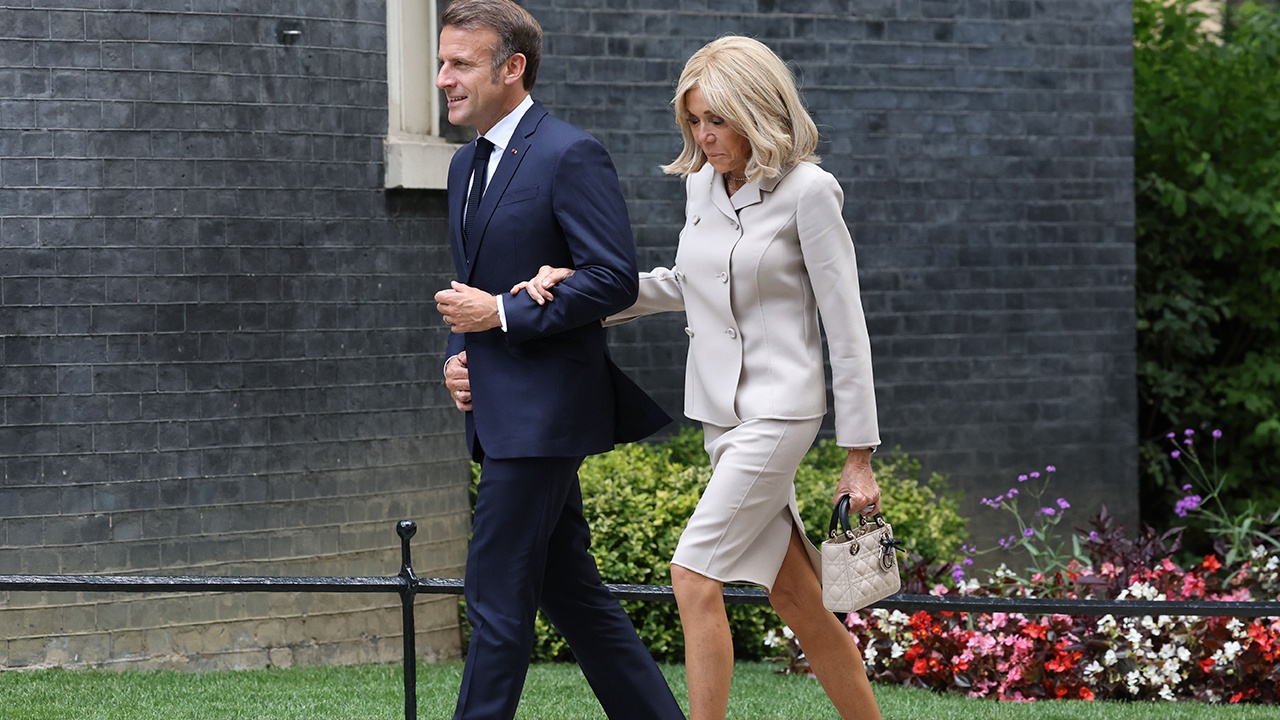 Макрон назвал замечания Трампа о рукоприкладстве жены неделикатными