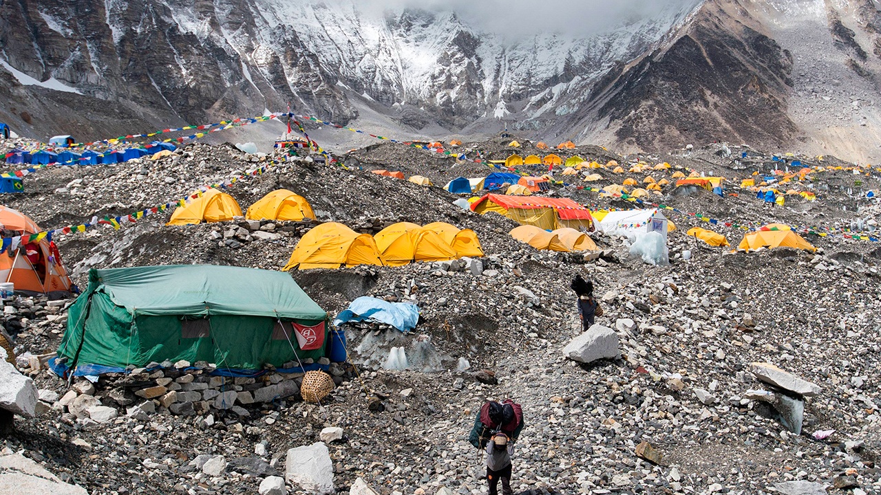 The Times: проводники на Эвересте травят туристов, чтобы «спасать» за деньги