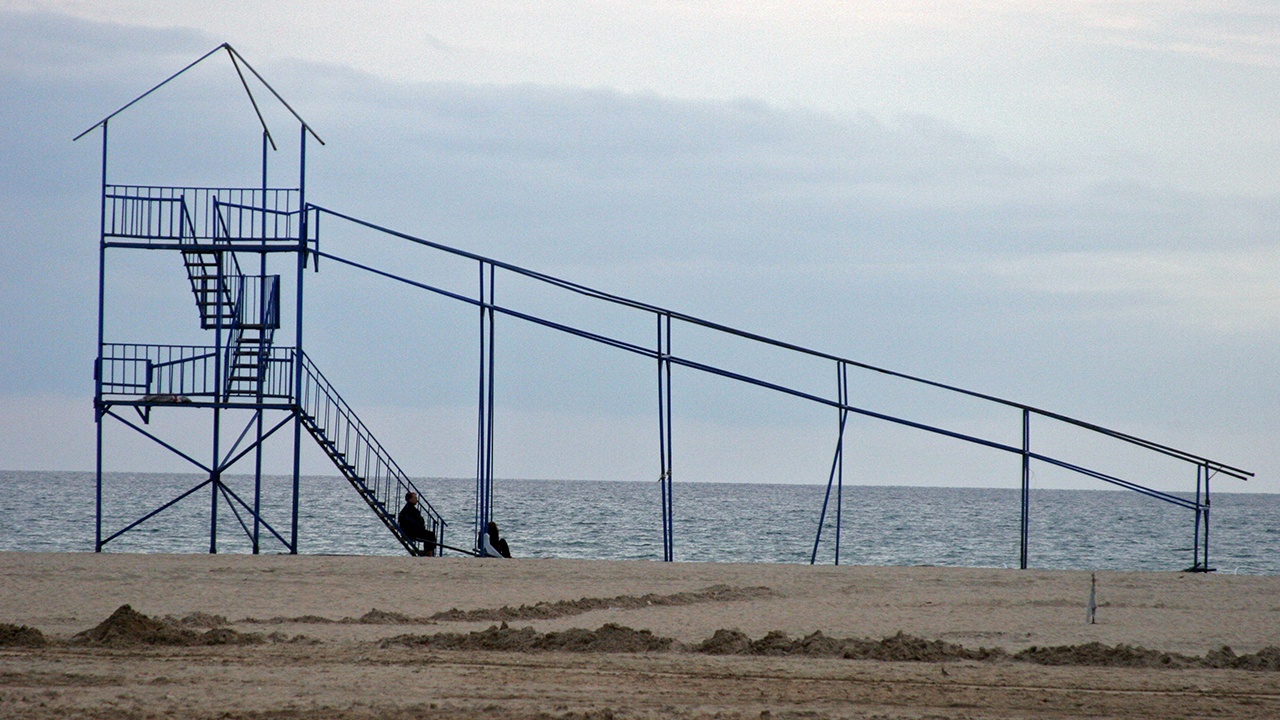 Оперштаб заявил, что мелкие частицы мазута на пляжах Анапы безопасны