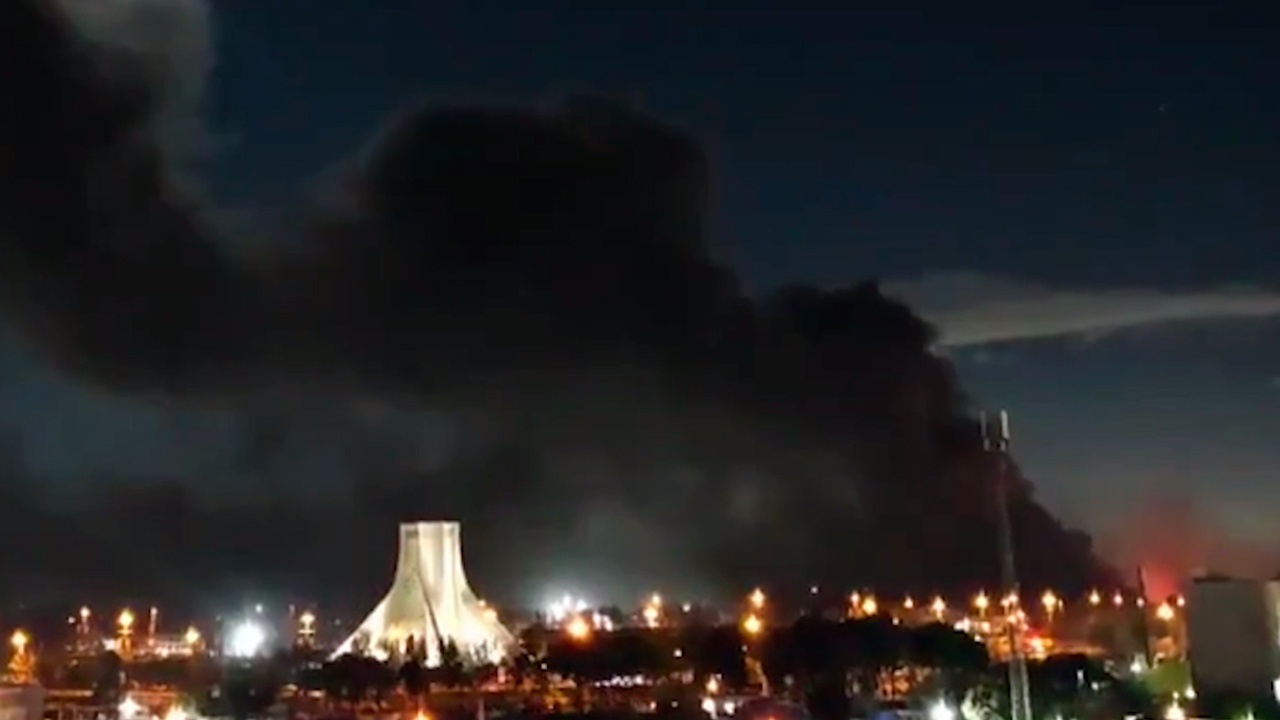 Минимум 13 человек погибли от удара по жилому району Тегерана 