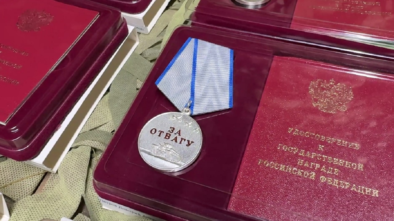 Бойцам БАРСа группировки «Восток» вручили госнаграды в зоне СВО