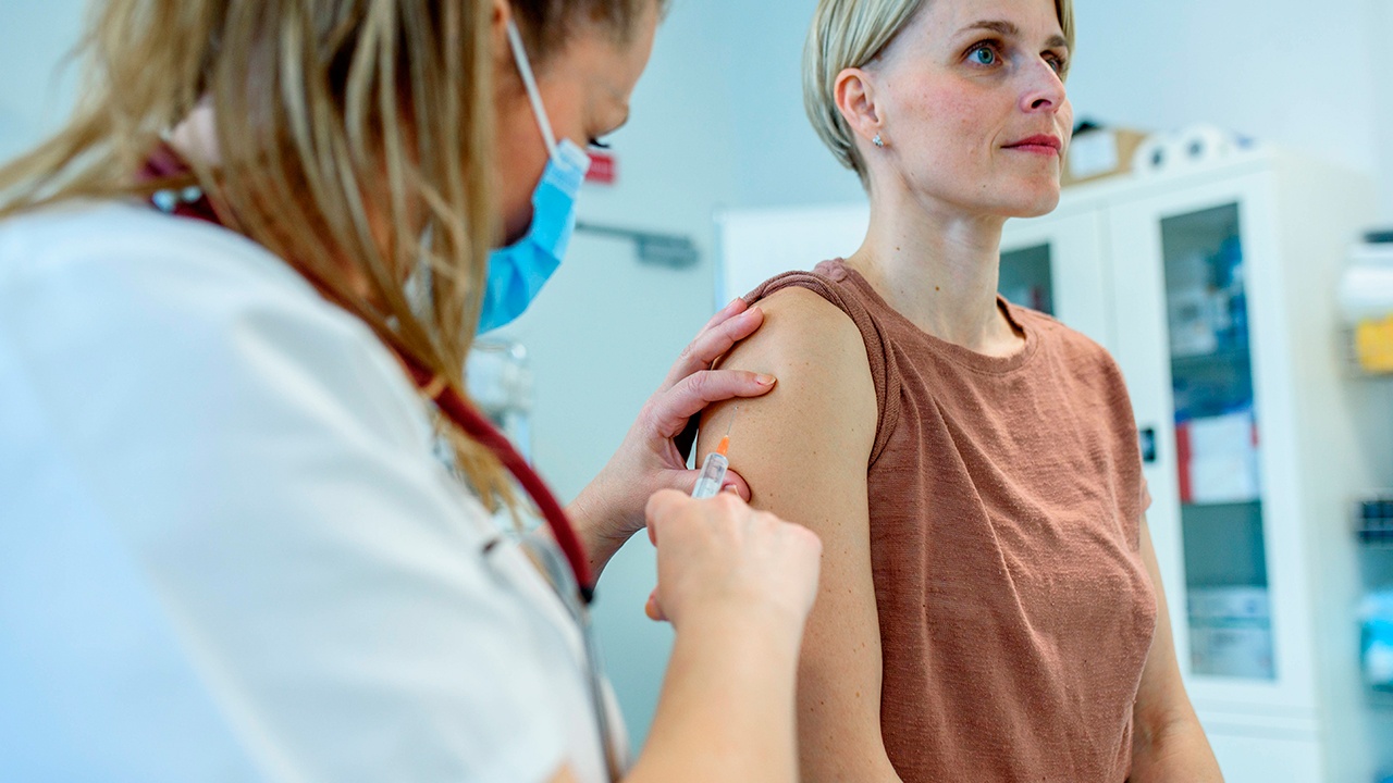 Правительство включило лечение онковакцинами в программу ОМС