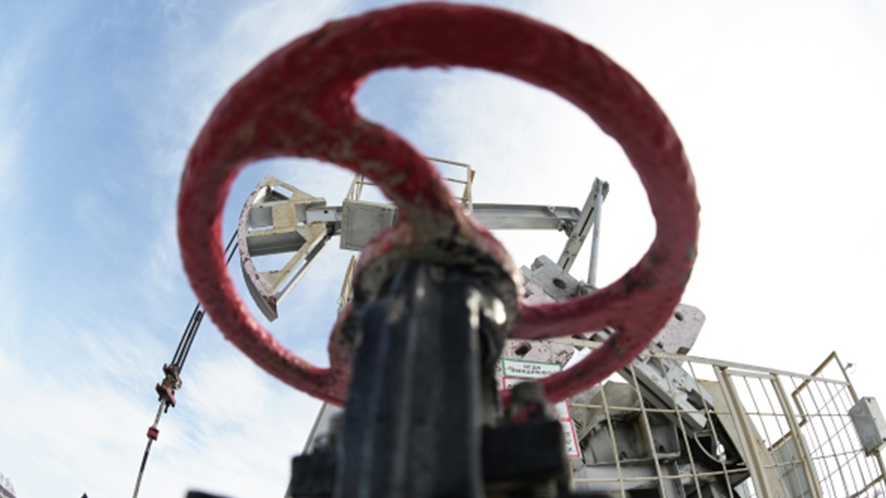 Мировые цены на нефть рухнули на 17% из-за перемирия Ирана и США