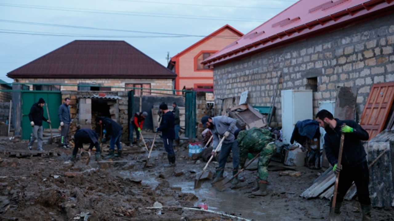 Волонтеры объединились для помощи затопленному поселку Мамедкала 