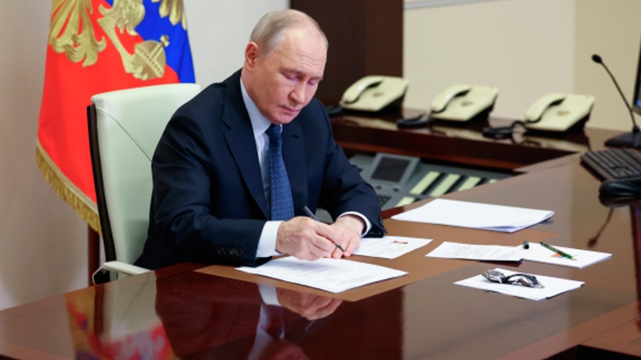 Путин ужесточил ответственность за отрицание геноцида советского народа