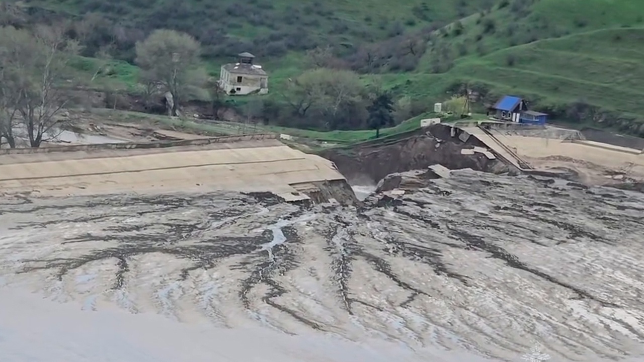 Глава МЧС встретился с жителями села Мамедкала после потопа