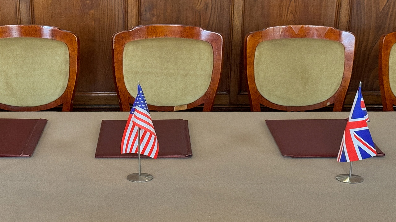 Politico: 53% британцев оценили влияние США  как негативное