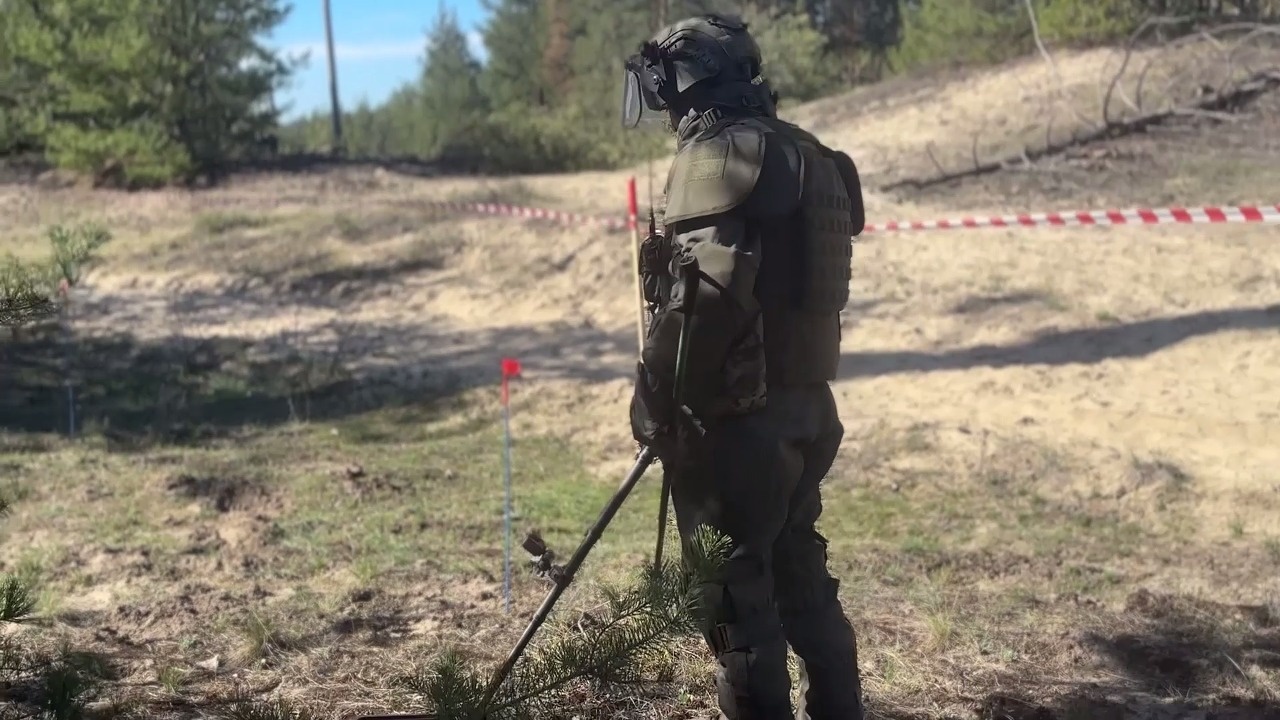 Военнослужащие саперного полка очистили территории ЛНР от мин противника