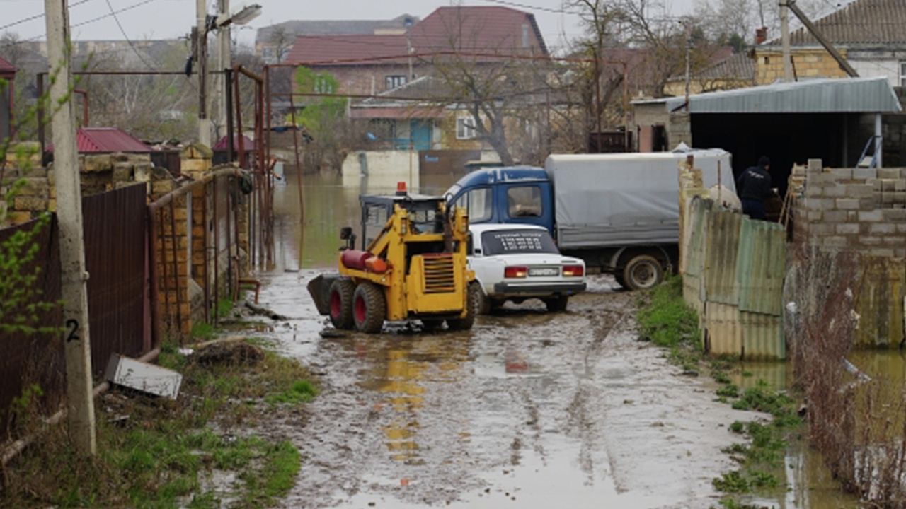 Рабочий на экскаваторе спас село в Дагестане от затопления 