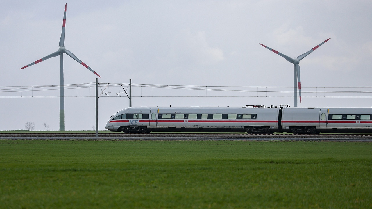 В Германии контактная сеть рухнула на поезд с 600 пассажирами