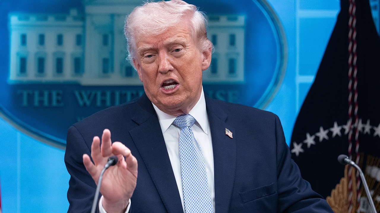 WSJ: Трамп помилует всех, кто приблизился к Овальному кабинету на 60 метров 