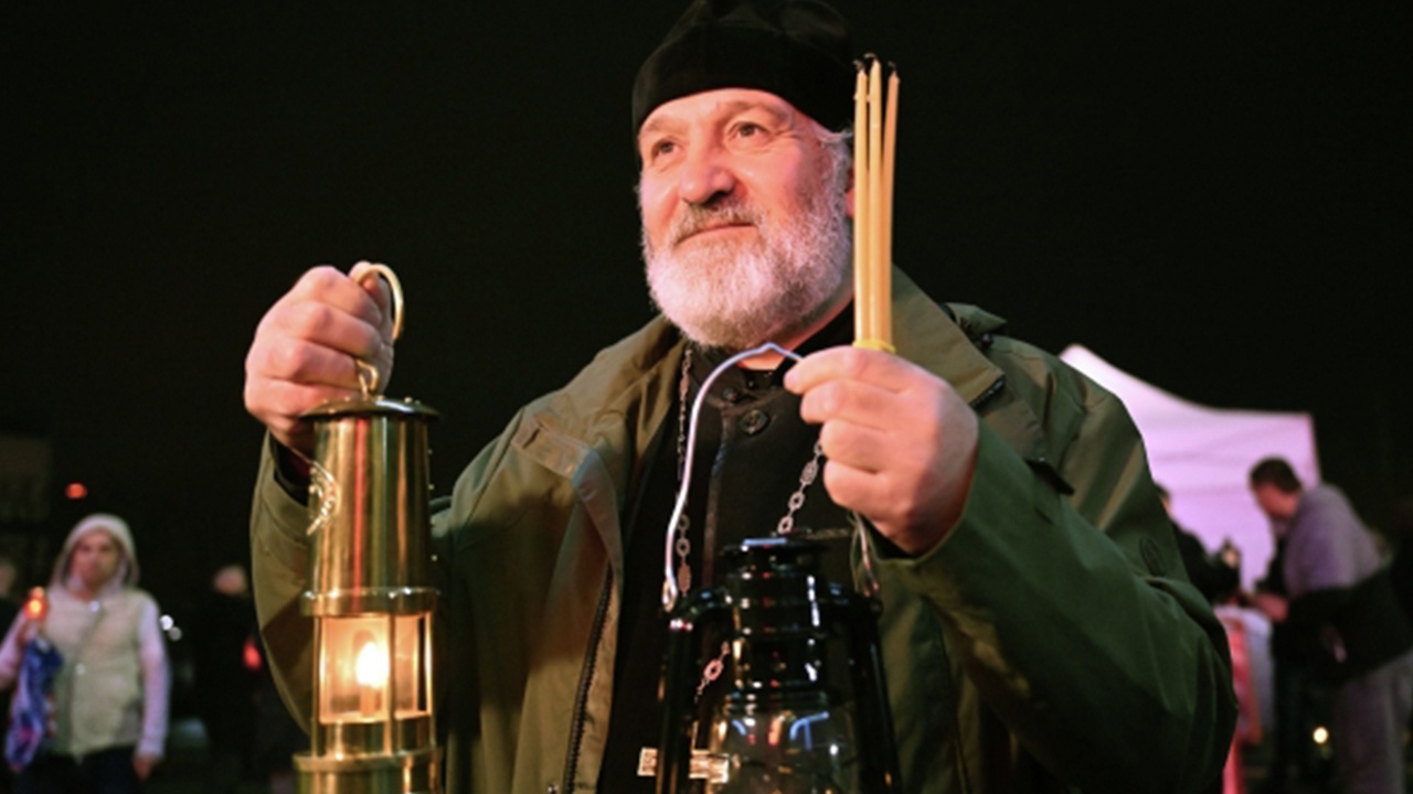 В Москву доставили благодатный огонь из храма Гроба Господня