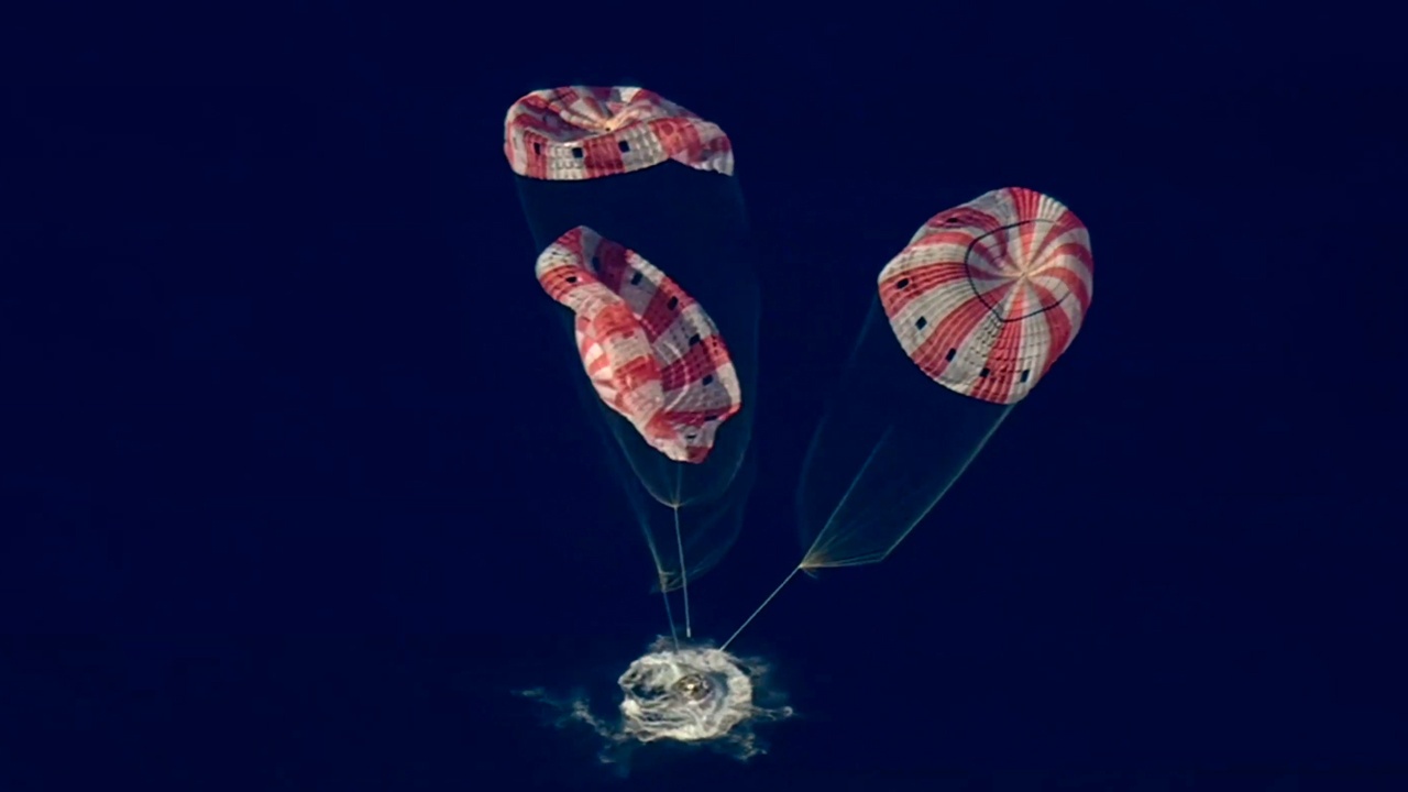 Облетевший вокруг Луны экипаж Orion вернулся на Землю 