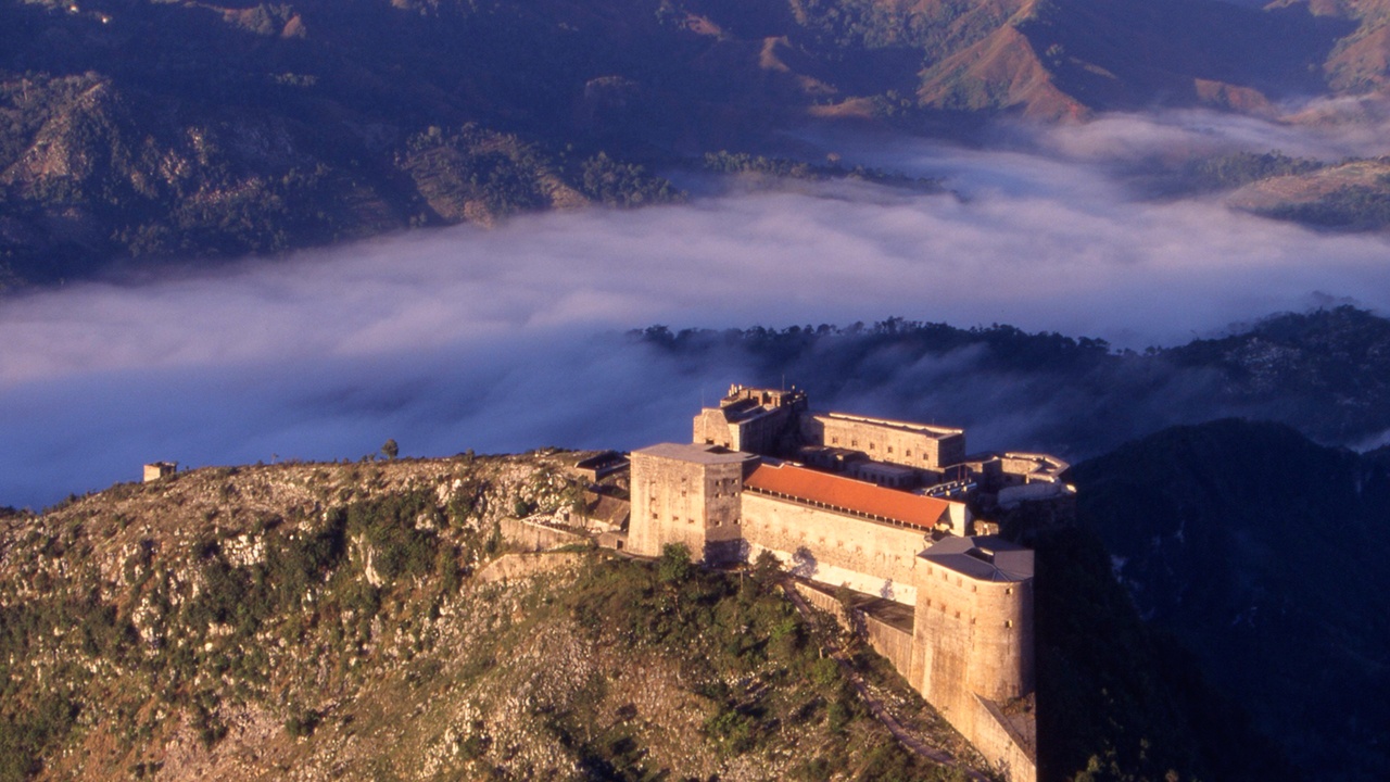 Не менее 30 человек погибли из-за давки в старинной цитадели Гаити