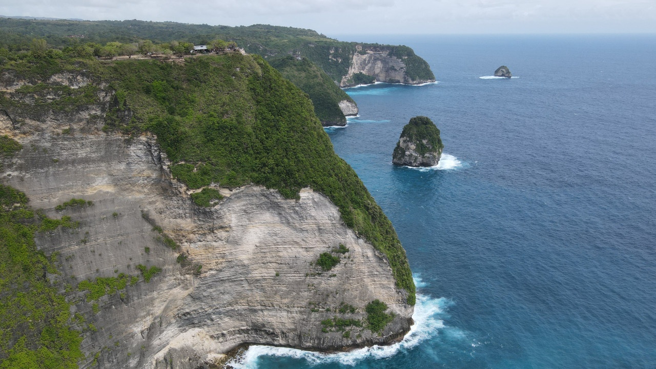 Губернатор Бали призвал туристов беречь святость острова