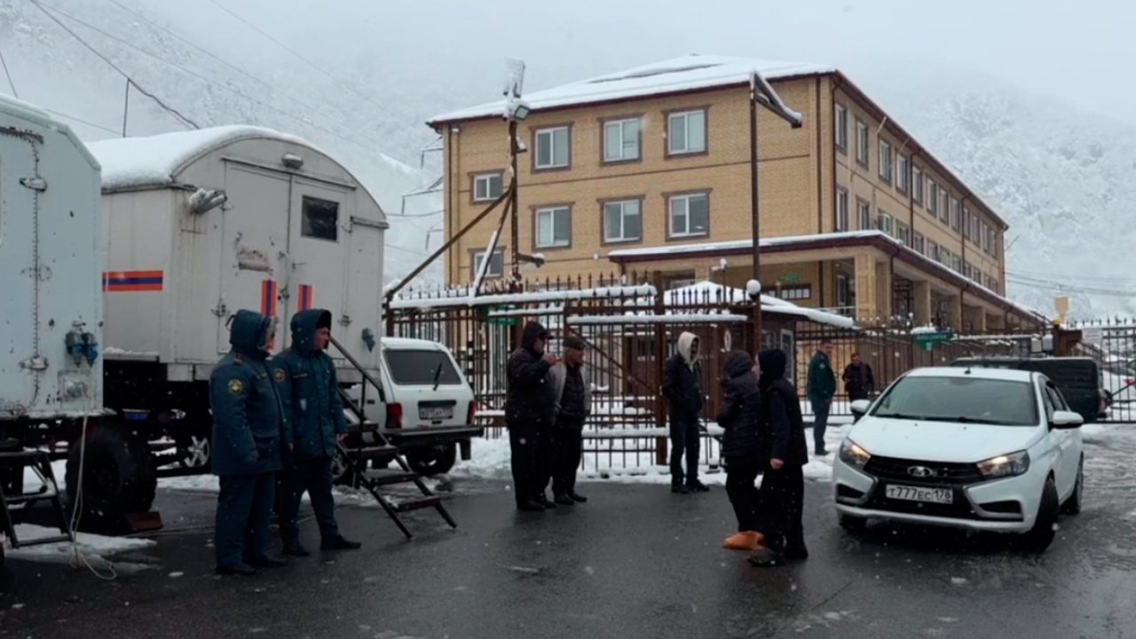 Застрявших на КПП «Верхний Ларс» туристов разместили в пунктах обогрева