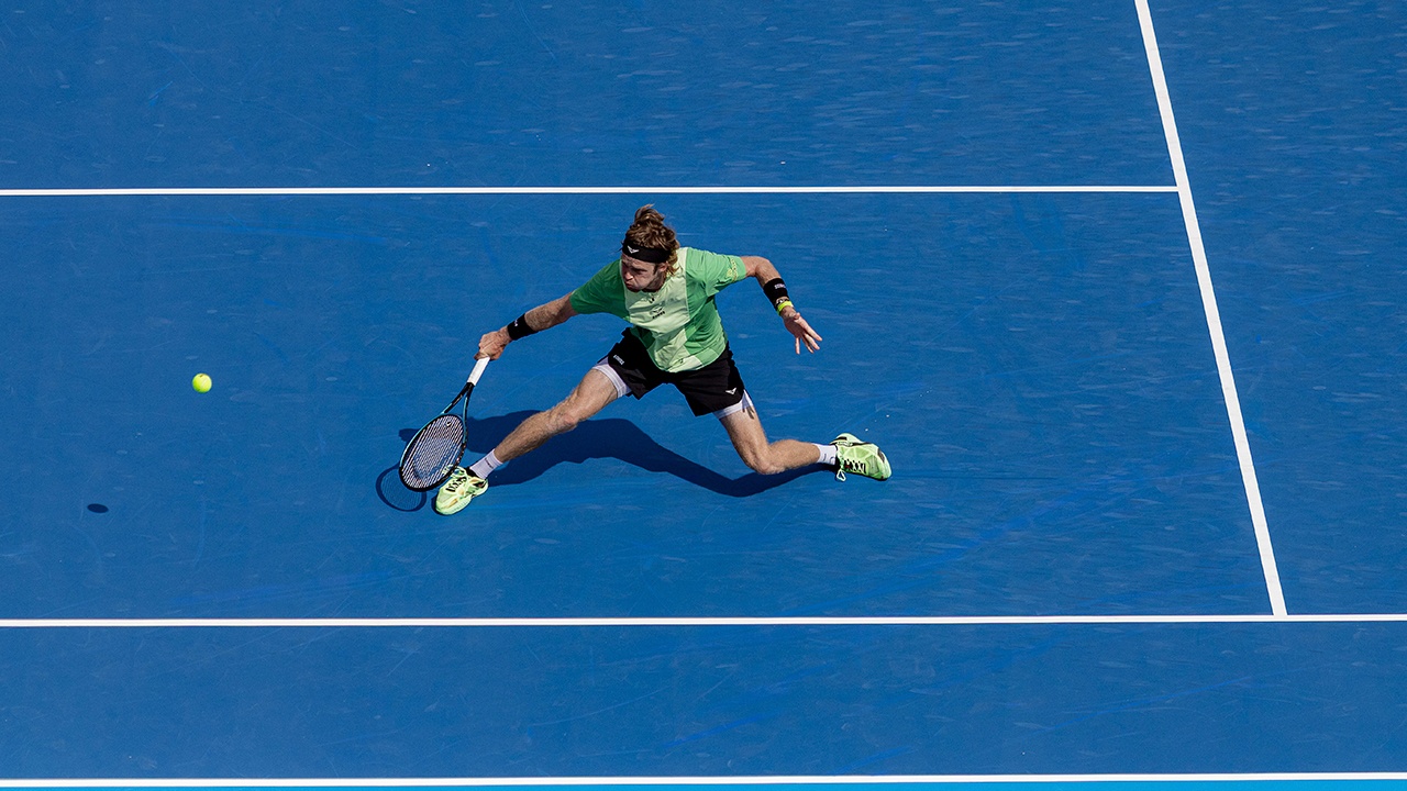 Рублев обыграл Махача и вышел в полуфинал АТР-500 в Барселоне