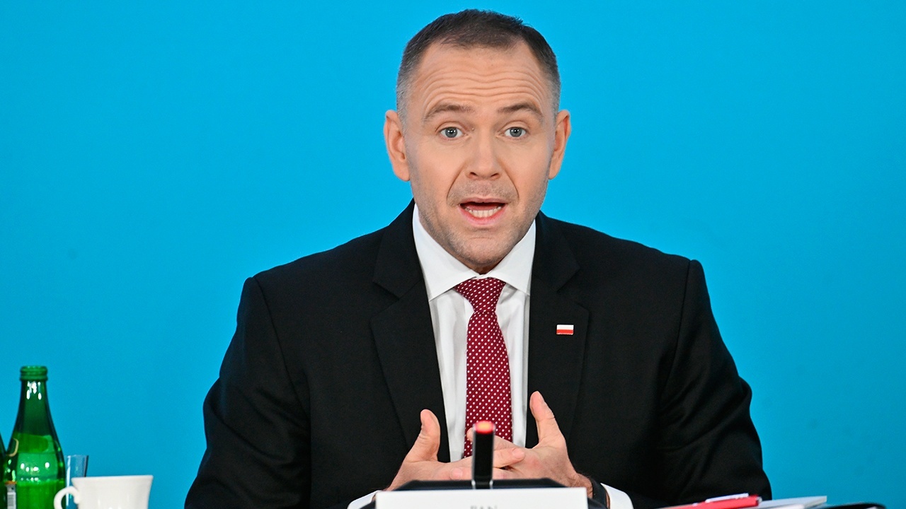 Президент Польши уронил пакет снюса во время эфира, посвященного его запрету