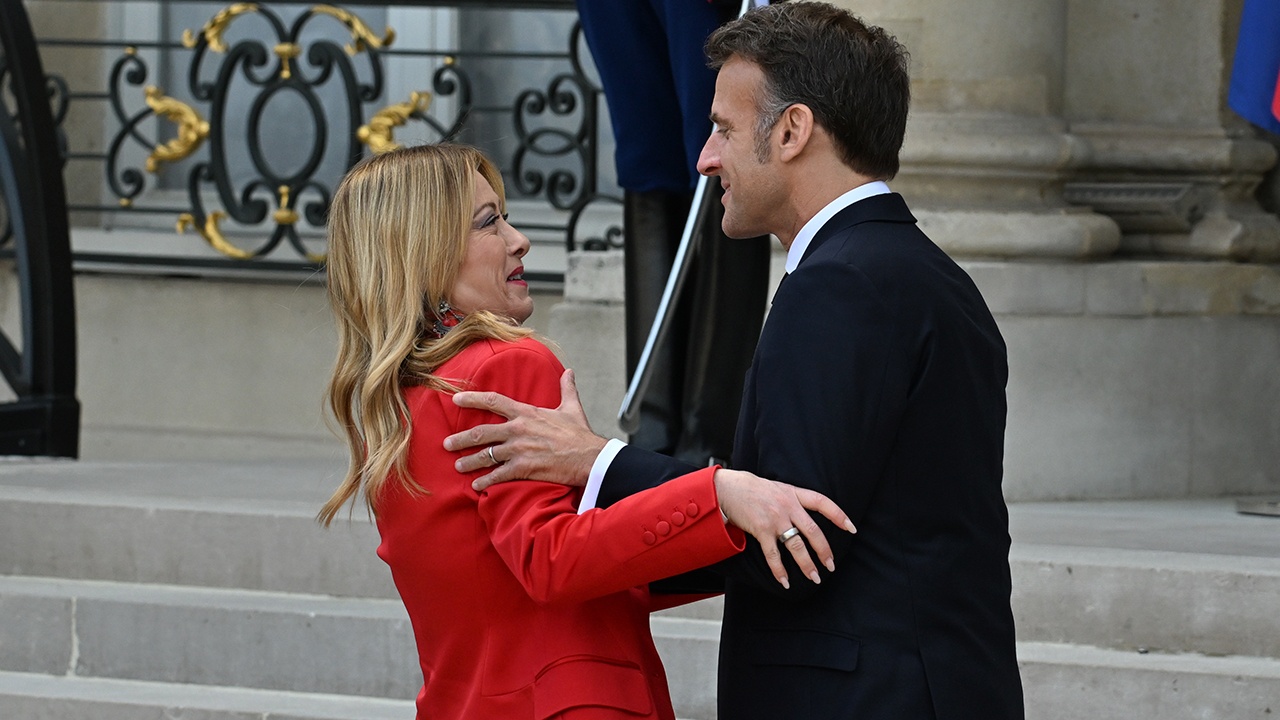 BFM: Макрон шокировал Мелони попыткой крепко обнять 