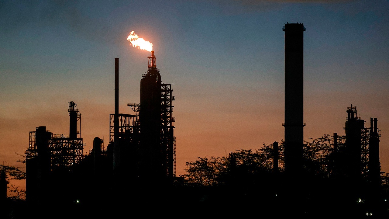 Минфин США снова снял санкции с российской нефти до 16 мая