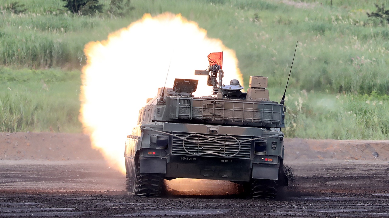 Трое японских военных погибли при взрыве танка во время учений