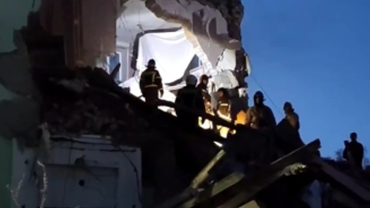 Два человека погибли в результате обрушения подъезда дома в Сызрани