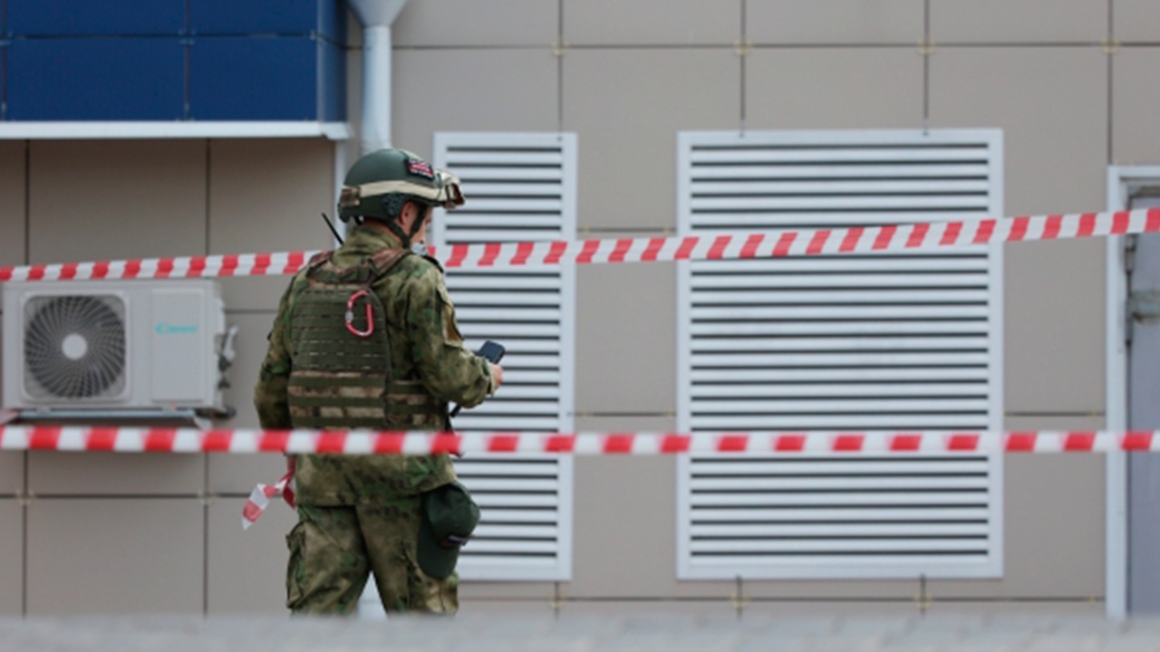 Украинский дрон упал во дворе жилого дома в Курске