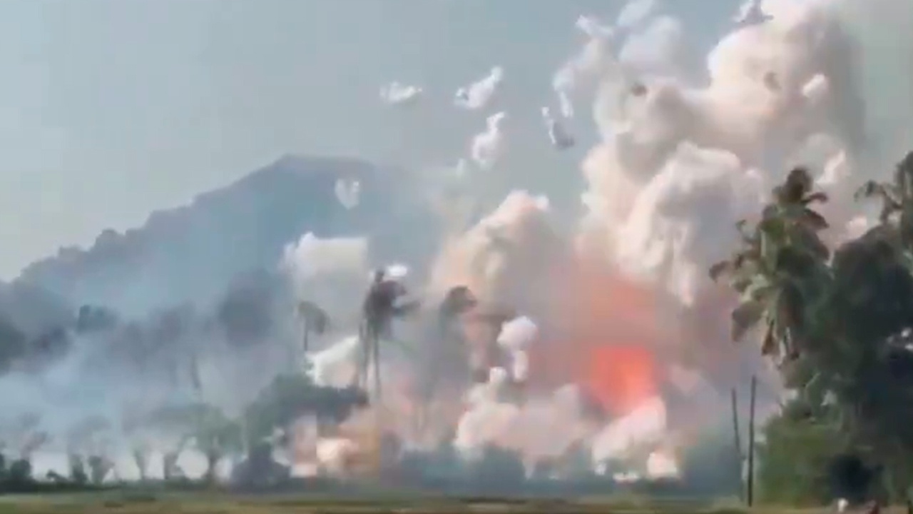 Больше 20 человек погибли при взрыве на фабрике пиротехники в Индии