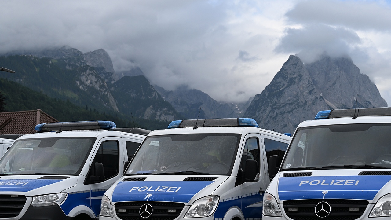 Двести туристов застряли на горе в Бразилии из-за перестрелки