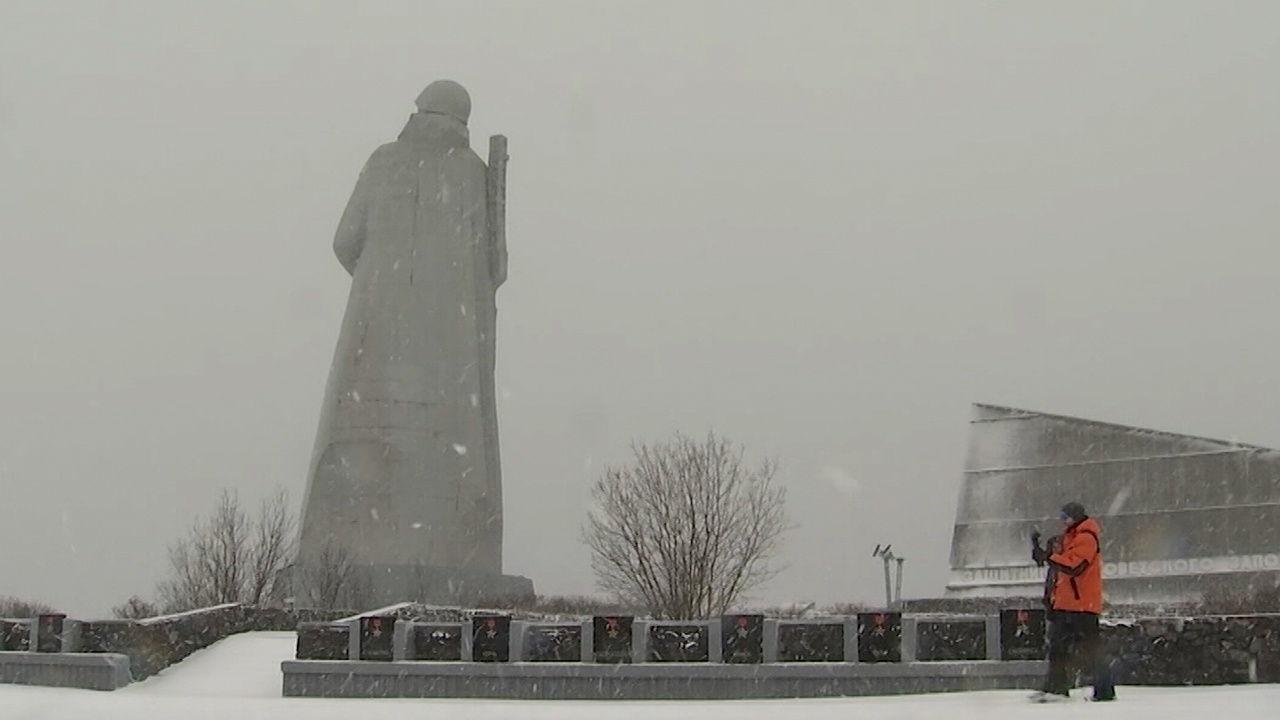 Апрельская метель в Мурманске: дороги замело, а ветер сбивает жителей с ног