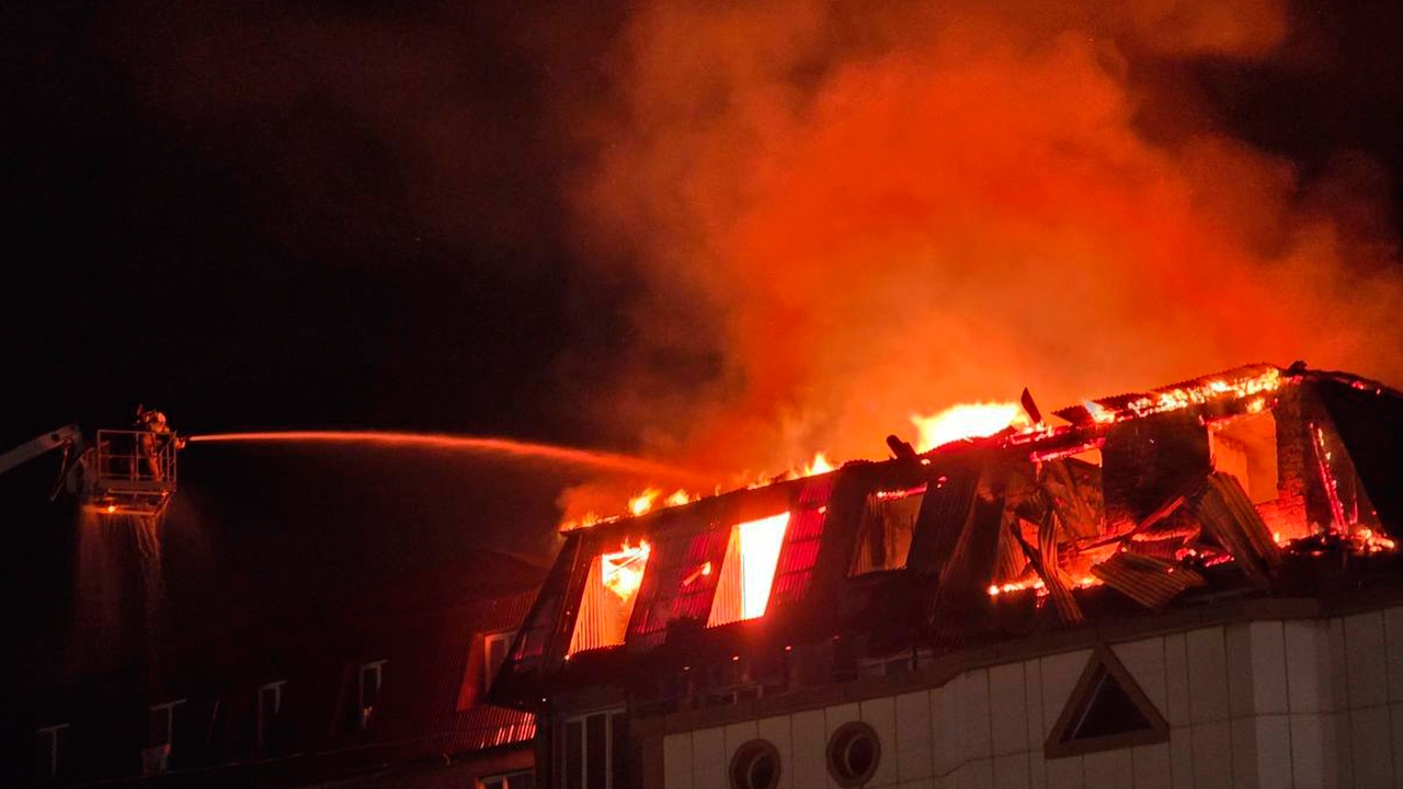 Пожарные службы провели эвакуацию 75 человек из дома в Махачкале