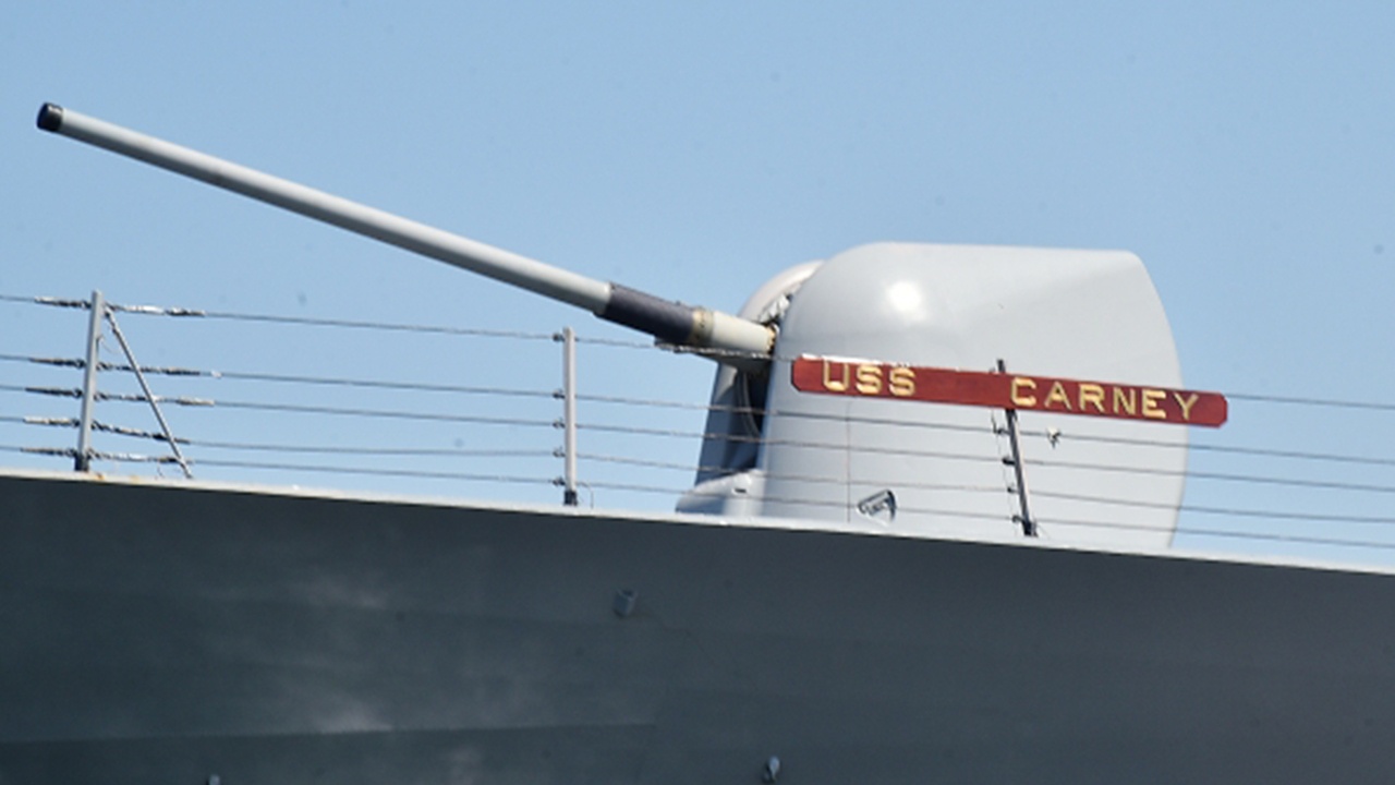 TWZ: США впервые за 38 лет применили палубные пушки против морских целей