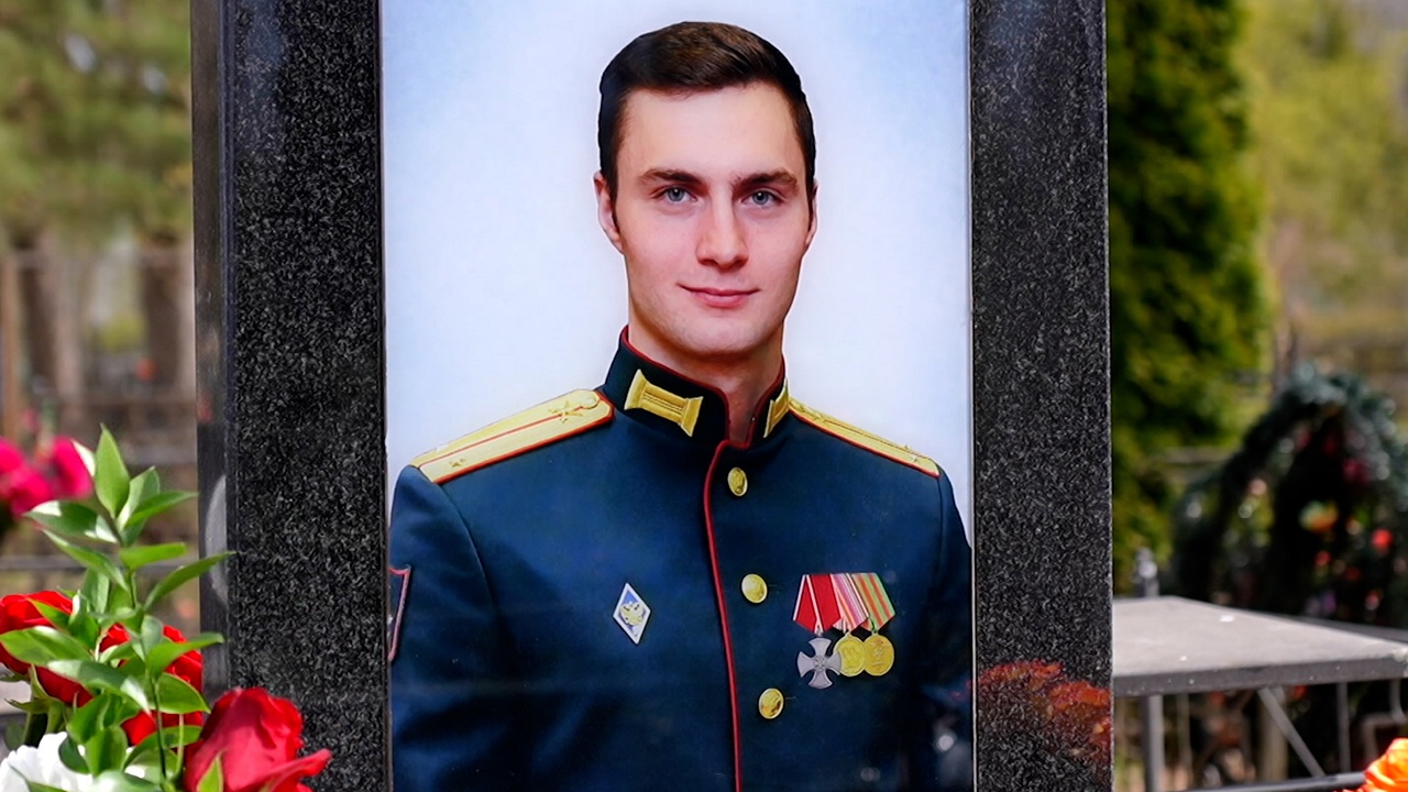 В годовщину гибели военкора «Звезды» Гольдина на его могиле установили памятник