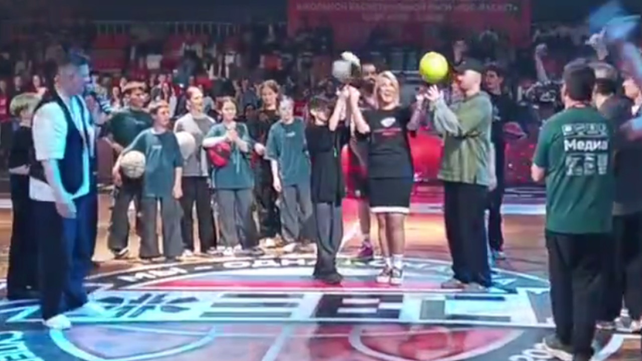 Захарова удивила публику фристайлом на чемпионате по баскетболу в Ижевске