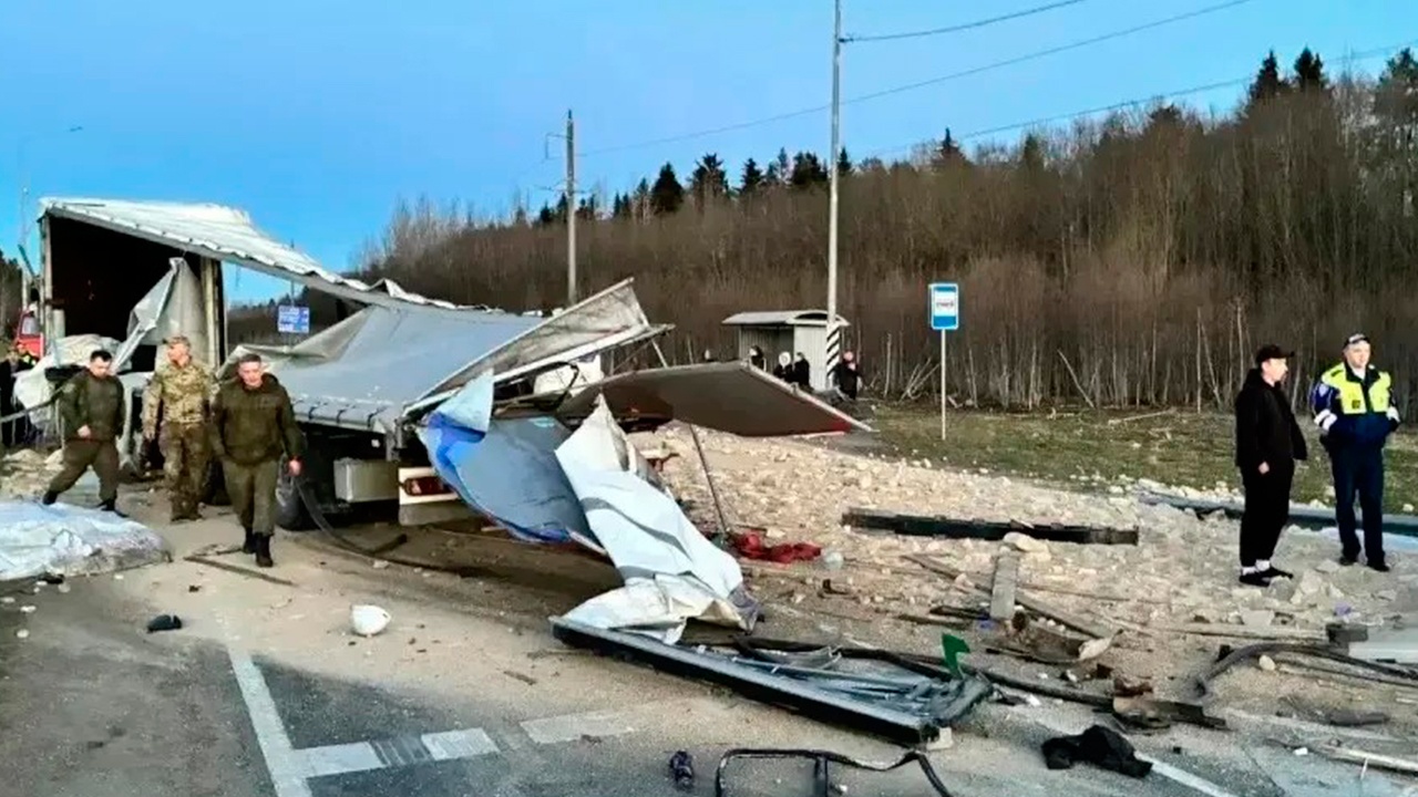 Десять человек пострадали и один погиб при столкновении фуры и автобуса в Ленобласти