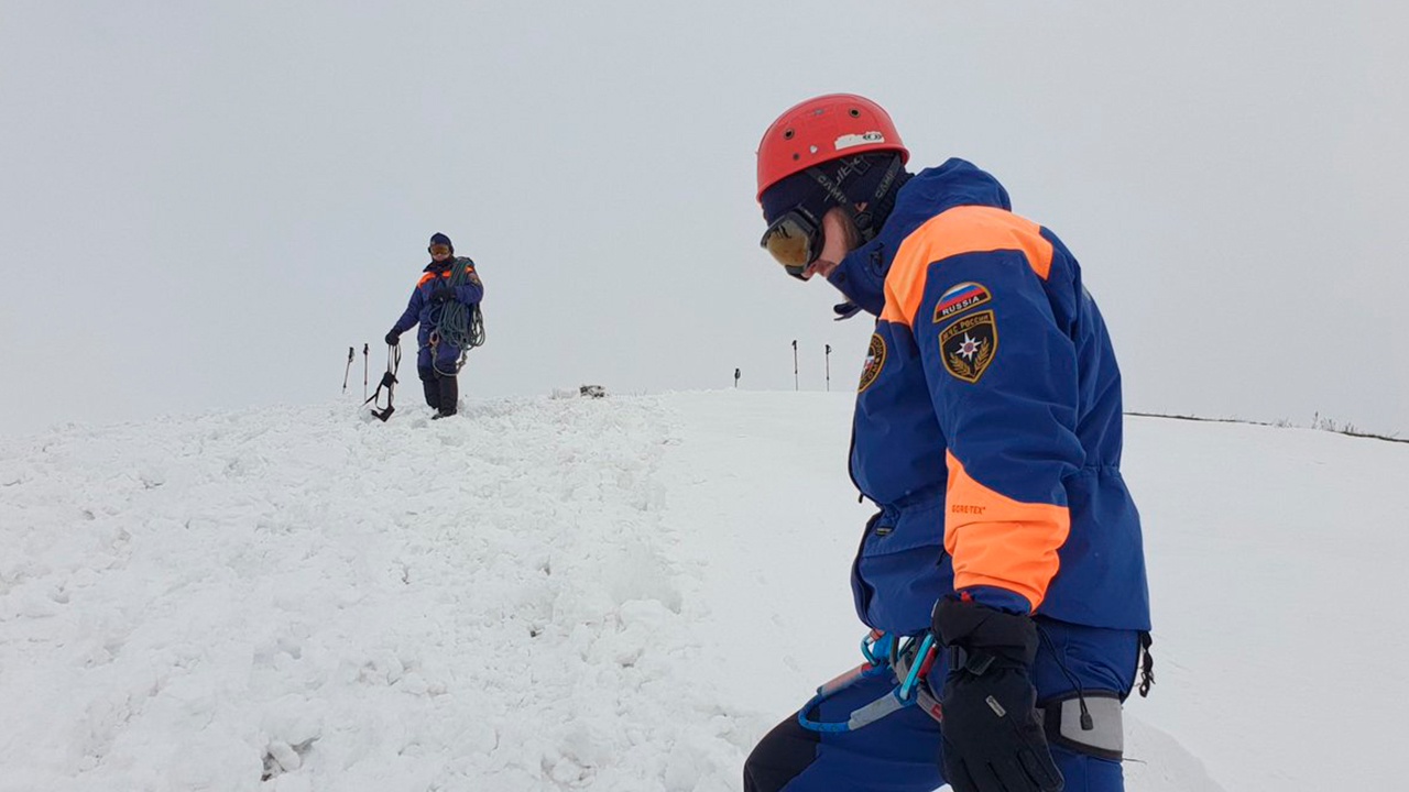 Спасатели возобновили поиски попавших под лавину в Бурятии туристов