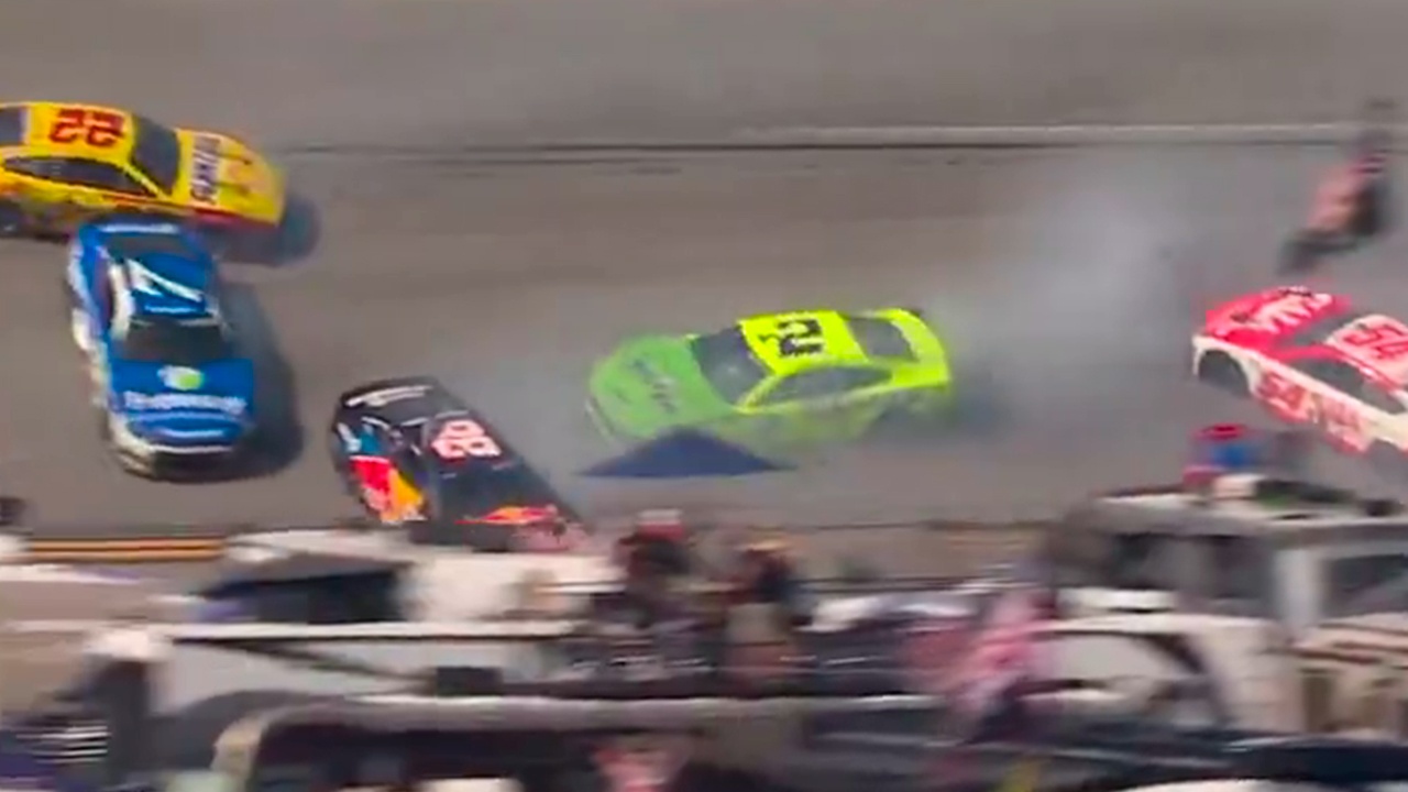 Массовая авария на гонке NASCAR попала на видео
