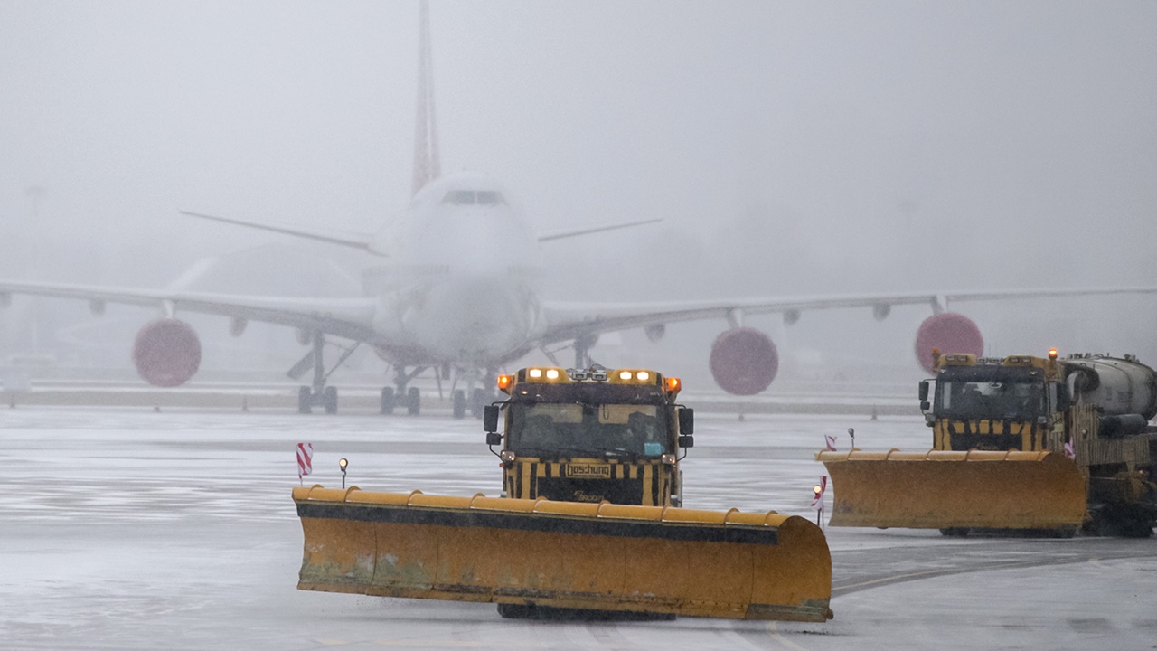 Ряд рейсов из Внуково отложили из-за бушующего снегопада в Москве