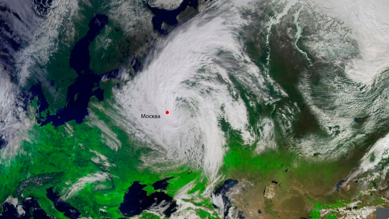 Роскосмос показал снимки московского циклона с орбиты
