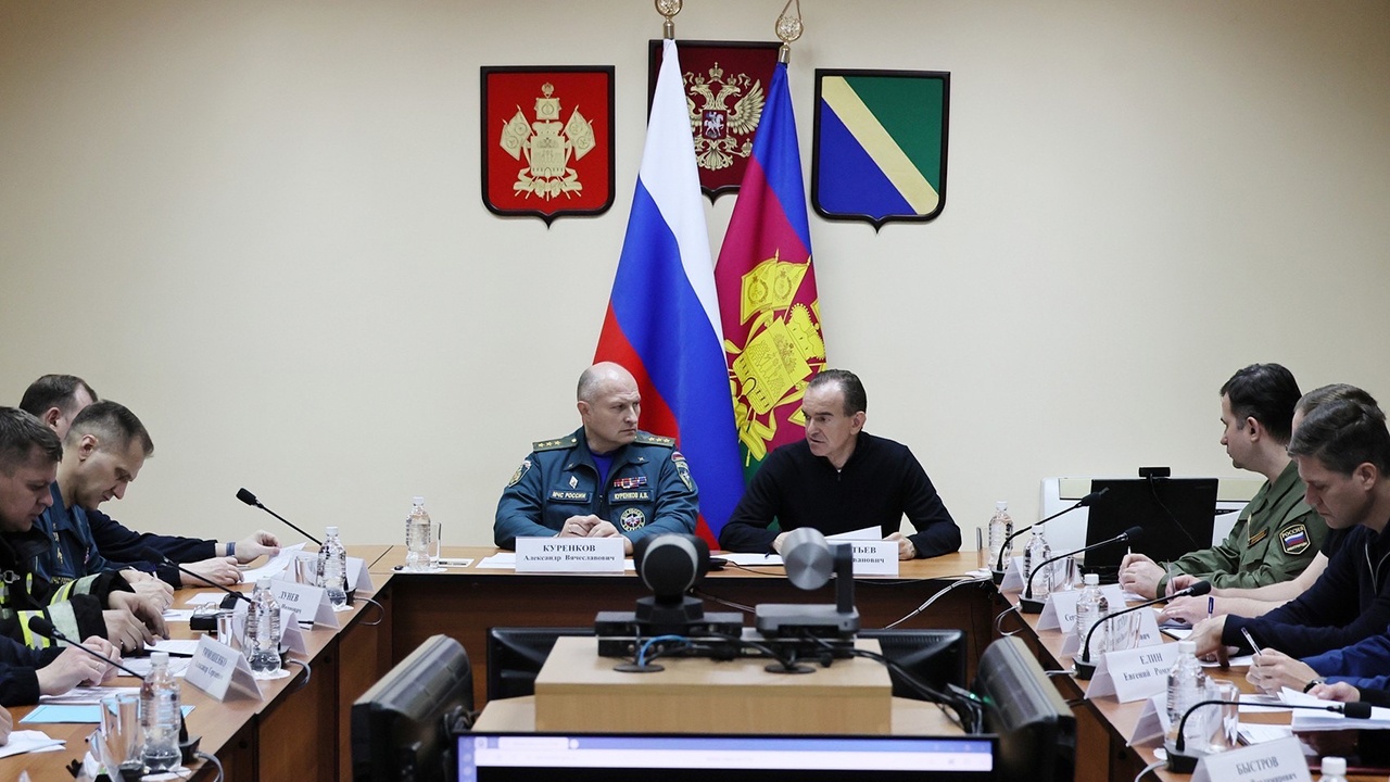 Глава МЧС провел оперативное совещание по пожару в Туапсе