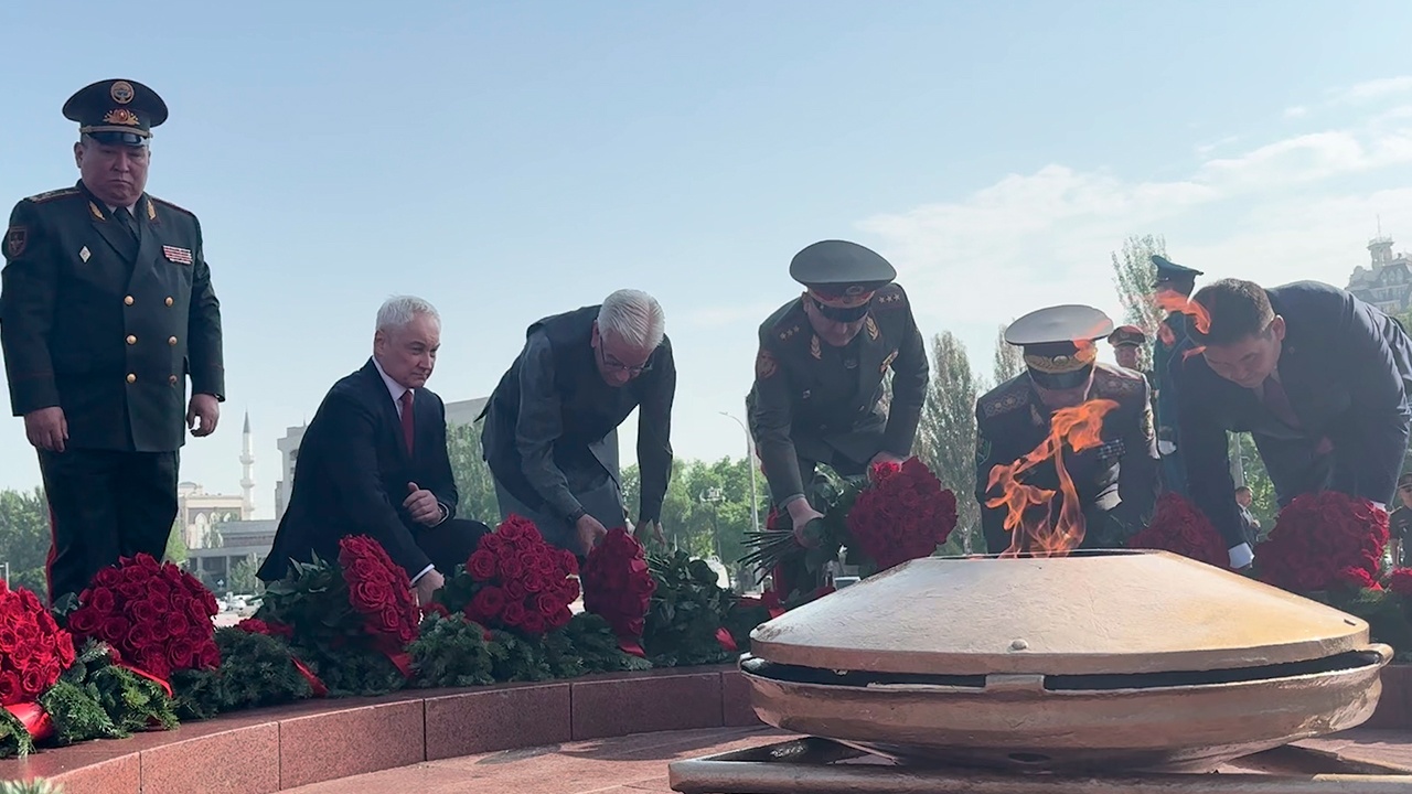 Белоусов возложил цветы к Вечному огню на Площади Победы в Бишкеке