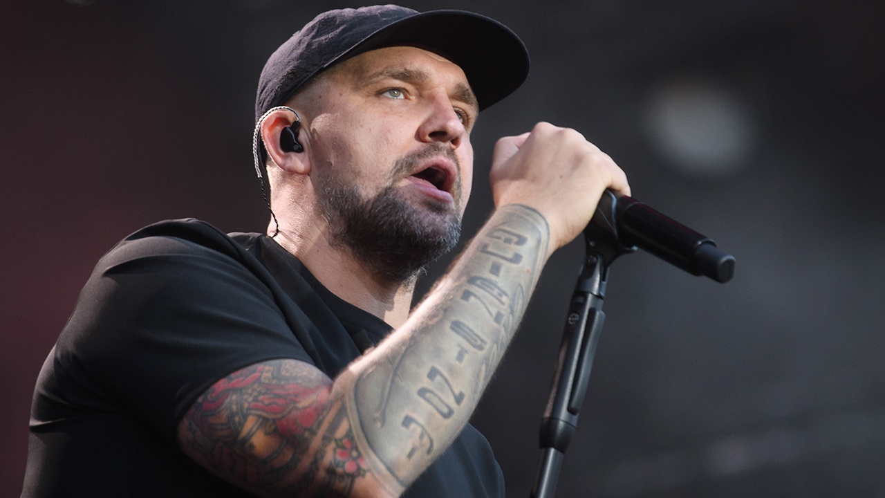 Фанат Басты не смог поговорить с ним и попытался угнать его машину