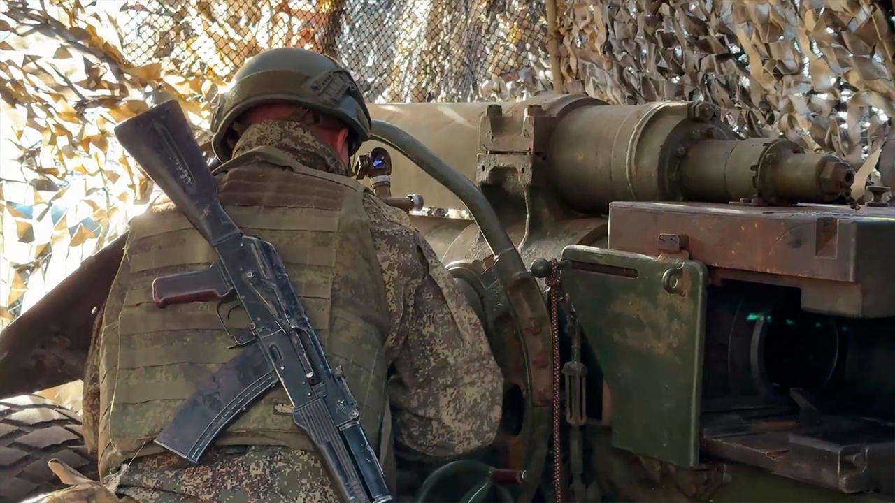 Расчет М-46 разрушил украинский блиндаж на Славянском направлении