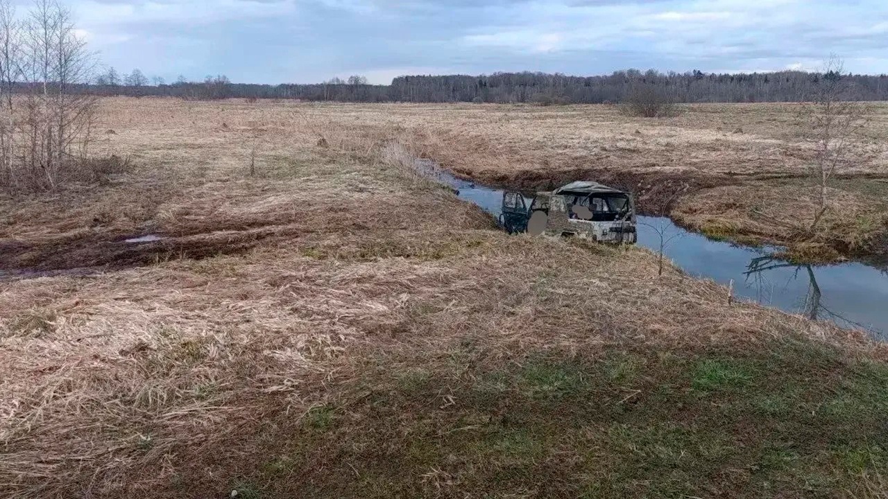 В поле под Волоколамском нашли УАЗ с тремя телами внутри